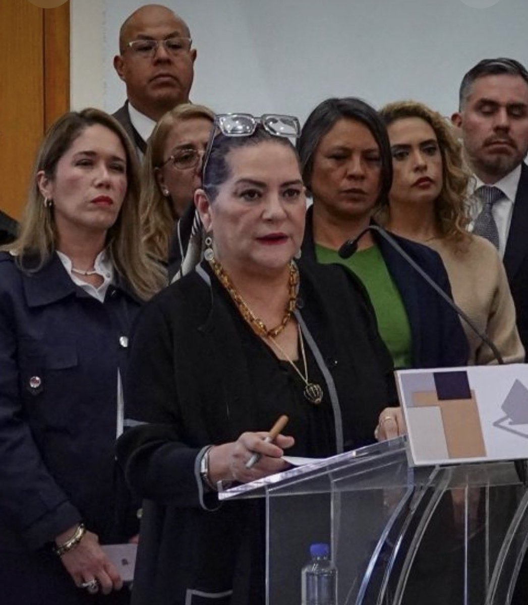 bartije's tweet photo. Que se va con la frente en alto y los anteojos tan inútiles como ella.
Dice @Rafael_Cardona que ¡aguas! Porque estos como los alacranes nunca andan solos. https://t.co/W4zEEN3Lk2