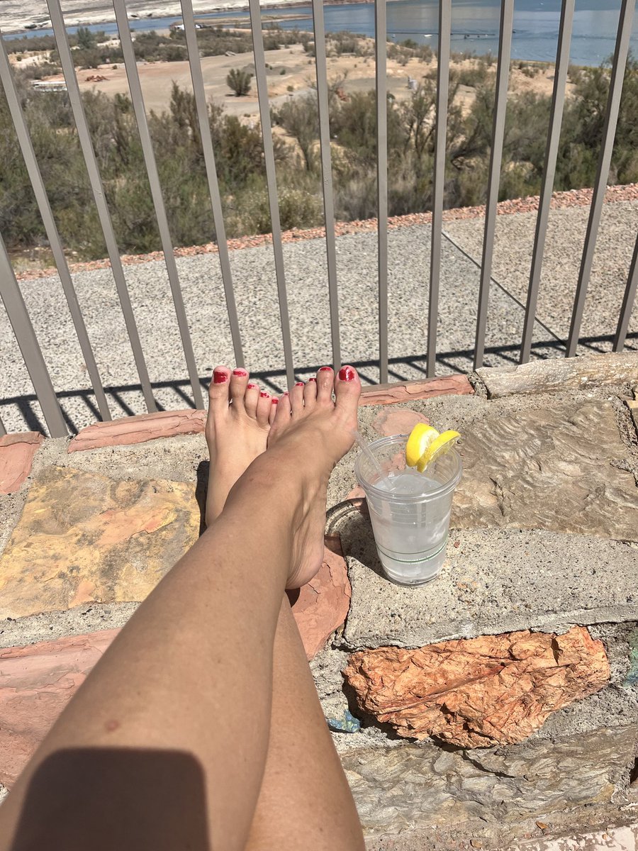 QueenCali1023's tweet photo. Me and my feet deserve to be adored today. Who’s paying? #kink #finsub #feet https://t.co/lCdmYZuxko