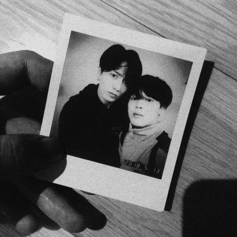 museidc's tweet photo. uma au interativa de jikook onde:

você encontrou o celular de jeon jungkook, melhor amigo de park jimin, alguns dias antes do fatídico beijo por ‘impulso’ .. 💭🍻 

confira aqui: ( finalizada. ) https://t.co/FBJn1bgVUI