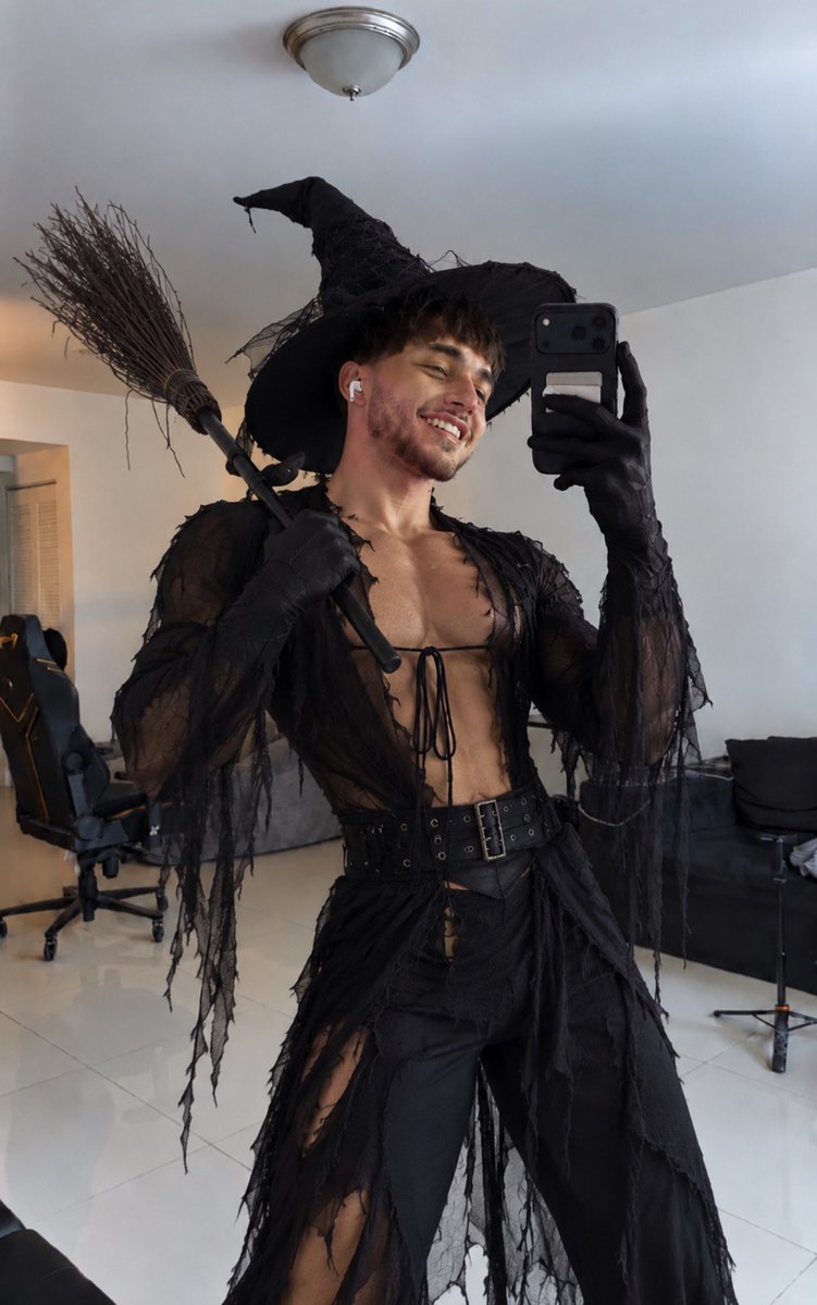bradfunn's tweet photo. witchyyy https://t.co/1yJOCtZ6Mp