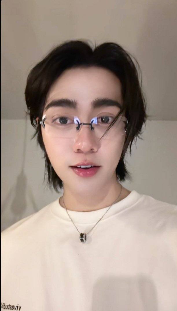ThuThu851's tweet photo. My baby looks so much thinner. 🥺💜

#besevboom https://t.co/0suSogQI5N