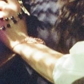 ANYA3LISE's tweet photo. matching bracelets and glasses... oh, i’m so sure https://t.co/4q3KBnhewS