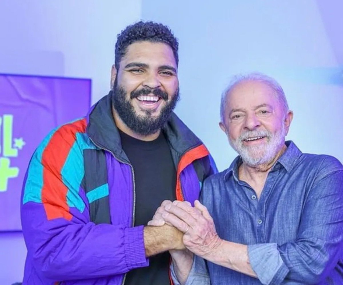 yayazydech's tweet photo. @praxisbel ele é amigo próximo da janja a uns anos (no perfil dos três aqui do twt são mt resenha as interações), então não é nenhuma surpresa aparecer no círculo interno do lula as vezes, tem até história engraçada dele no casamento dos dois https://t.co/5TtgxX13ya