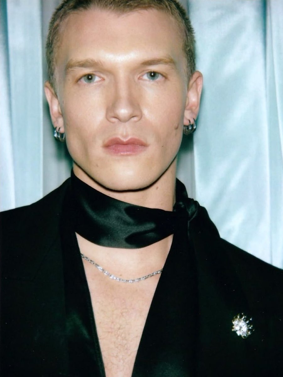 livshollanov's tweet photo. his eyes kinda matching the background of the pics <3 https://t.co/MklvAQTZoJ