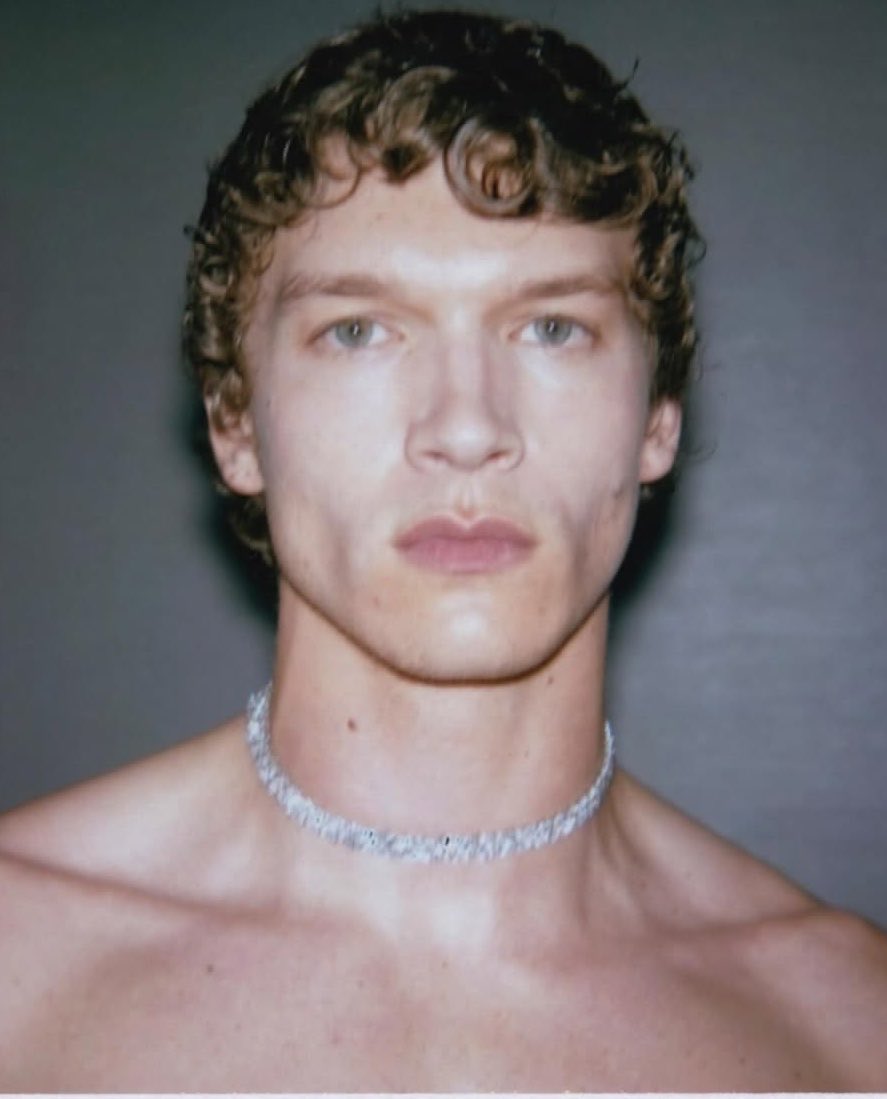 livshollanov's tweet photo. his eyes kinda matching the background of the pics <3 https://t.co/MklvAQTZoJ