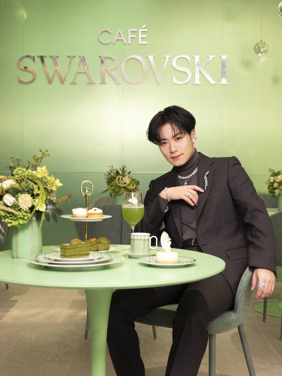 oricon's tweet photo. &amp;TEAM・FUMA&amp;HARUA
｢Cafe Swarovski(カフェ スワロフスキー)｣へ☕
特別メニューやフォトジェニックな演出を満喫
⠀
ONE N’ ONLYのHAYATO&amp;EIKU
THE RAMPAGEの川村壱馬、
岡崎紗絵、久間田琳加らも来店✨️
https://t.co/txoDP7nTuZ
⠀
10/28～12/25 銀座に期間限定オープン https://t.co/P7PKC1RBAr