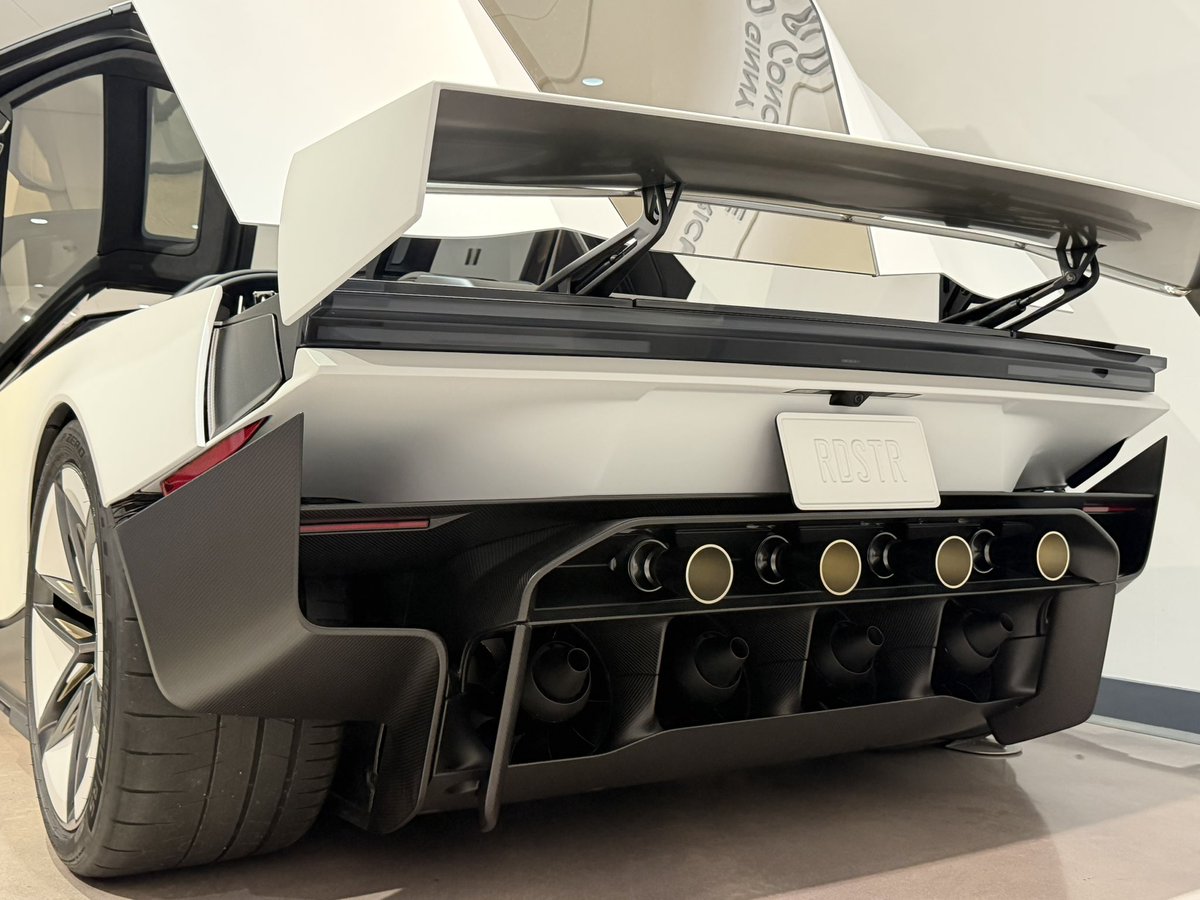 BLKMDL3's tweet photo. Tesla Roadster rear diffuser is sick with the thrusters and carbon fiber https://t.co/Nix9rYyBko