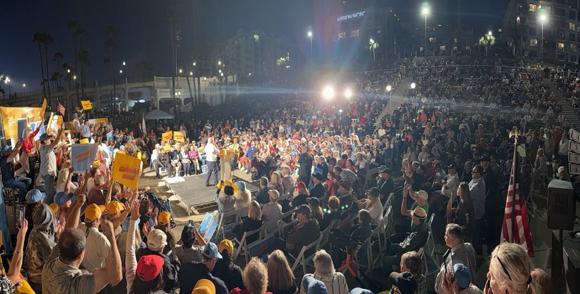 SteveHiltonx's tweet photo. Look at this crowd in Oceanside!!!

You can keep your polls. On November 3, we're taking CALIFORNIA BACK! https://t.co/BdpHxF1fe5