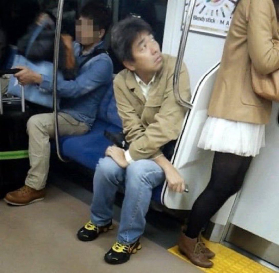 lefilsdaffou's tweet photo. Les Japonais traitent les autres d’arriérés alors qu’il faut encore leur apprendre à ne pas prendre des photos en dessus des jupes des femmes et fillettes dans les transports en comment. Le Japon est aussi un pays d’arriérés https://t.co/JLNUOaTW9N