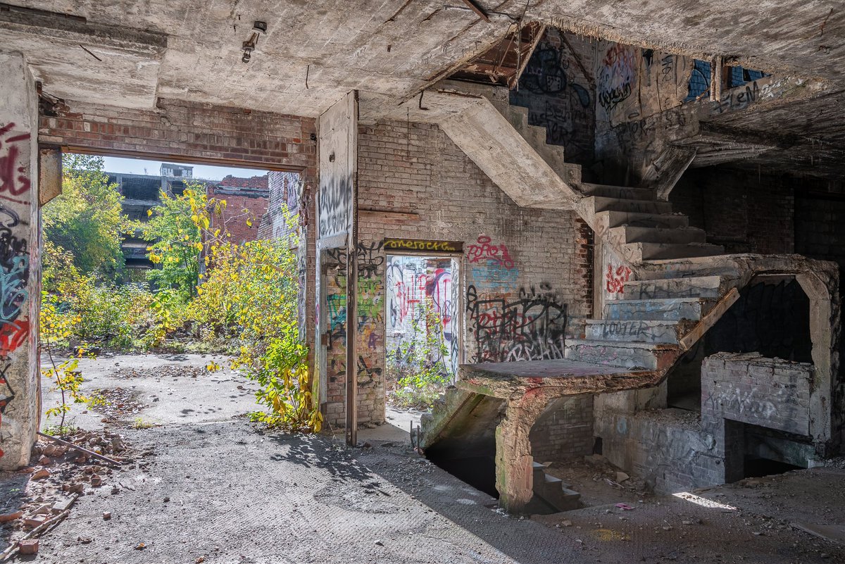 ExploresMr's tweet photo. Decay on a grand scale; a massive crumbling reinforced concrete factory in the middle of Cleveland, Ohio's industrial wastelands. https://t.co/Vf3OJzFhJ1