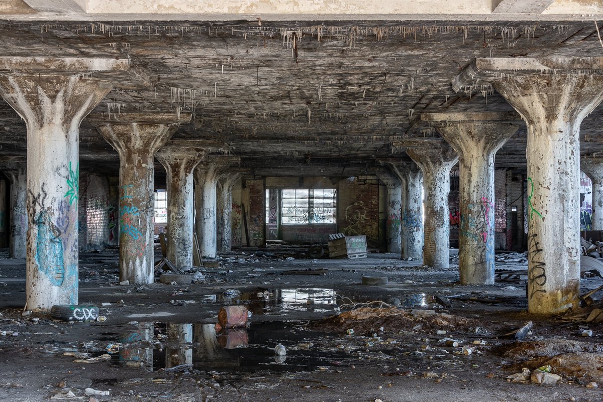 ExploresMr's tweet photo. Decay on a grand scale; a massive crumbling reinforced concrete factory in the middle of Cleveland, Ohio's industrial wastelands. https://t.co/Vf3OJzFhJ1