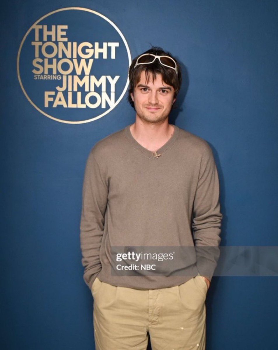 djomountebank's tweet photo. WHAT is he wearing https://t.co/tDSS1V3Zwr