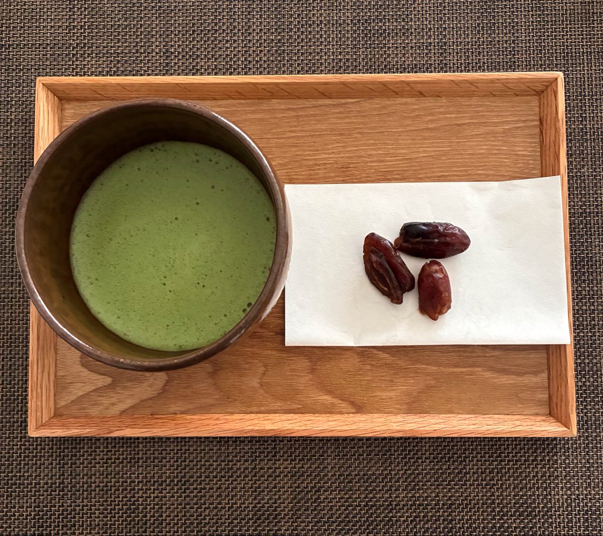 yasucco's tweet photo. ちょっと一服。新しい電気ポットにはお湯チョロチョロ機能が付いていて、抹茶を掃いたお茶碗に直接お湯を注ぐことができる(保温70℃)お茶請けはデーツ https://t.co/pnHfarBlZS