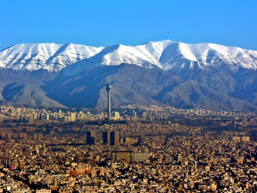 KuraiSojiro's tweet photo. چقدر خفنه! تو تهران هم مثل کاراکاس کوه «آویلا»ی خودشون رو دارن، تازه اونم با برف!

🇻🇪🤝🏻🇮🇷 https://t.co/PoWa5kocvR