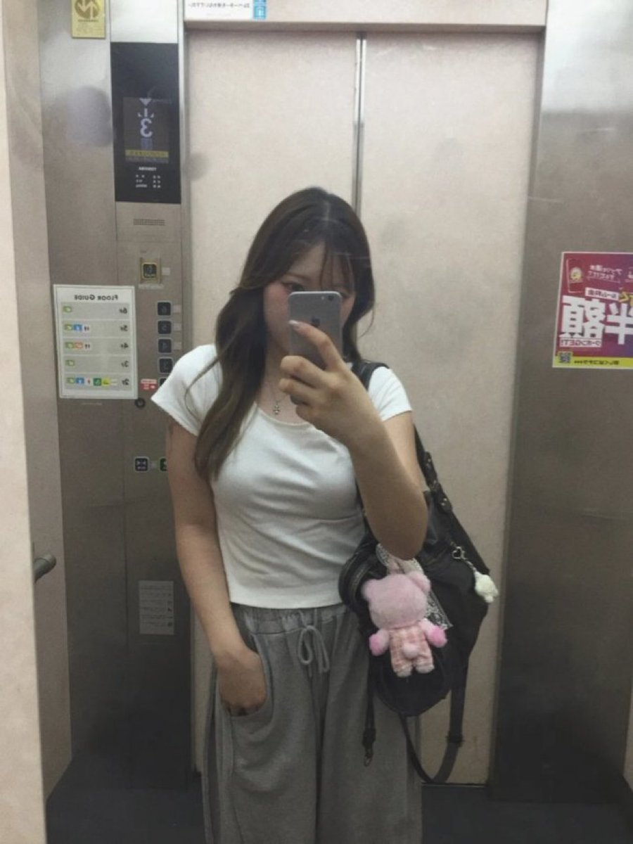 h1_x7_'s tweet photo. おもらししてるとこ動画撮った
#おしがま 
#おもらし https://t.co/7DPYfGBJgo