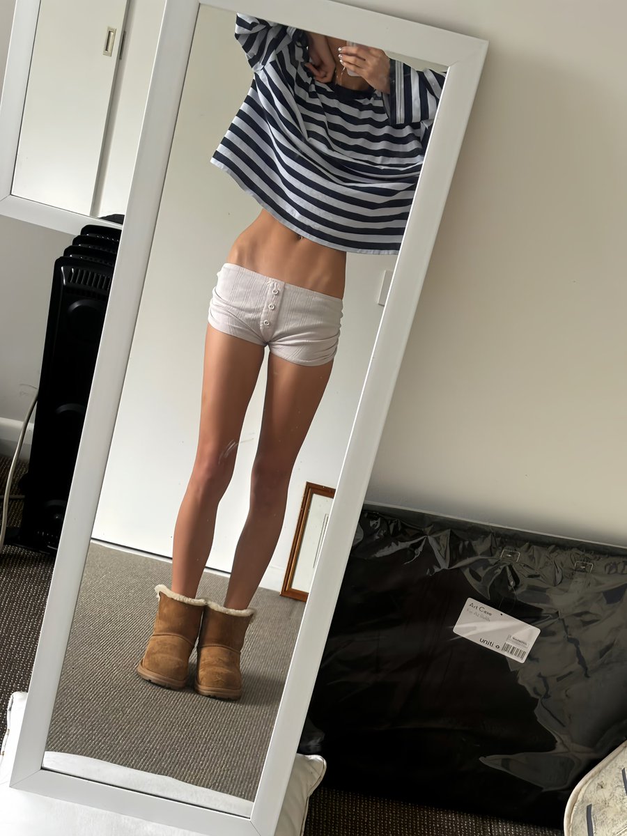 marsmonkey__'s tweet photo. i’m back to ootd after blowing up yesterday, so hello to everyone new check out my uggs 🙊🙊 https://t.co/1cClCzybvs