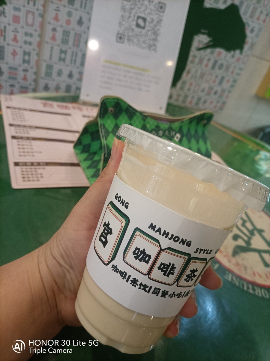 hero0775's tweet photo. 「今朝、街で偶然見たカフェの看板に“踪”の文字が！“缚”と“亚”を組み合わせた新しいカフェメニューが気になる、、、」， https://t.co/vj4rSLkxvC