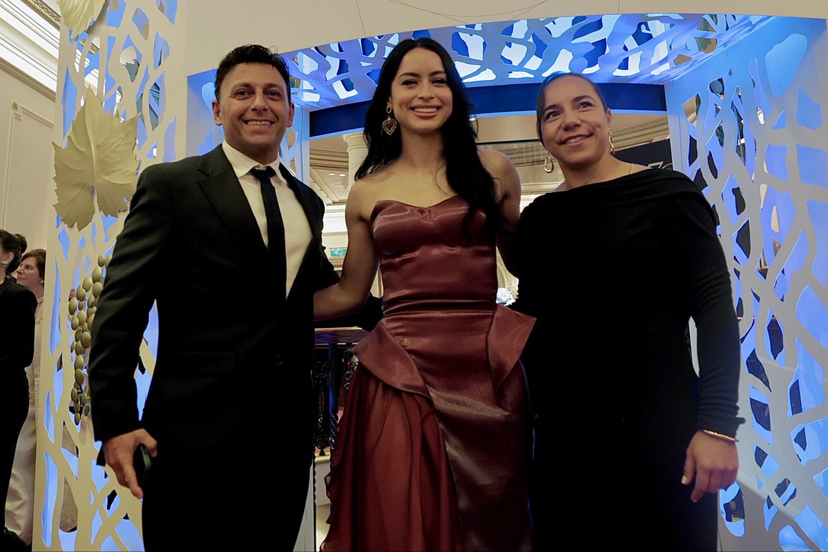 AmericaFemenil's tweet photo. ¡Felicidades, Charlyn Corral! 🇲🇽

Un reconocimiento al talento y la trayectoria que representan a México y al fútbol femenil. Junto a Scarlett Camberos y al Club América, seguimos impulsando el crecimiento y la proyección de nuestro fútbol más allá de nuestras fronteras.

#BalónDeOro #TeHaceFaltaVerMásFútbolFemenil