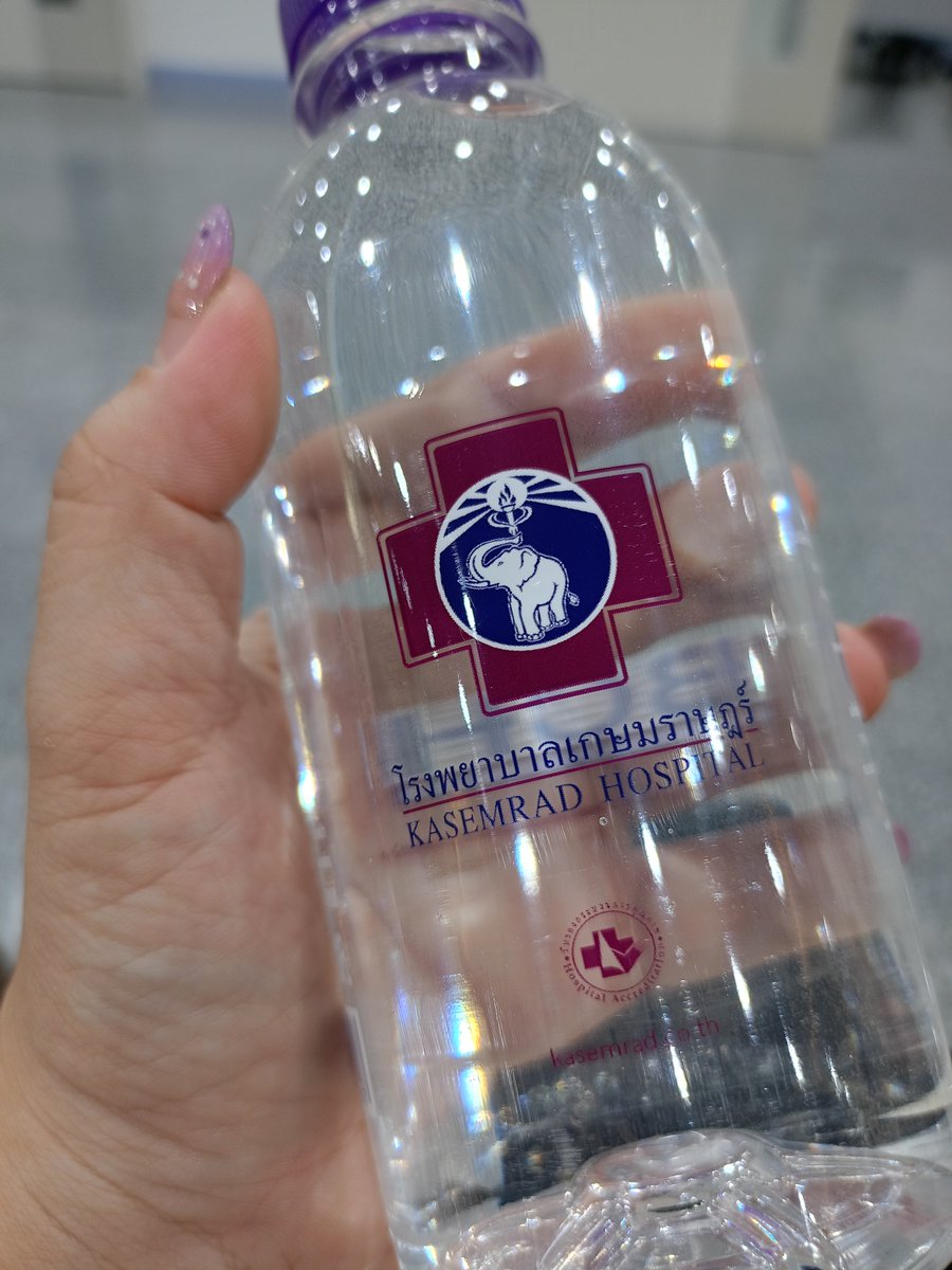 iimooo22's tweet photo. นี่เรา อยากมากินน้ำดื่มโรงพยาบาลหรอนี่  🥹🥹🥹 https://t.co/8JJDgcp7BV