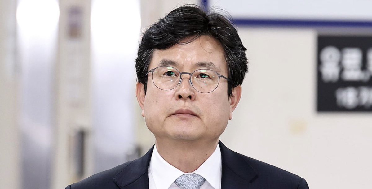MAGAsFix's tweet photo. 🇰🇷The persecutions continue!

Former presidential office aide Kang Ui-gu faces appeal sentencing today for drafting a false post-facto martial law proclamation tied to the Dec. 3, 2024 emergency decree. His first trial resulted in an 18-month prison sentence. https://t.co/pgO1EsBUvc