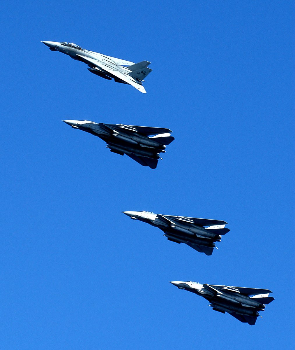 refueled's tweet photo. Formation flight https://t.co/d2GbHcoRg8