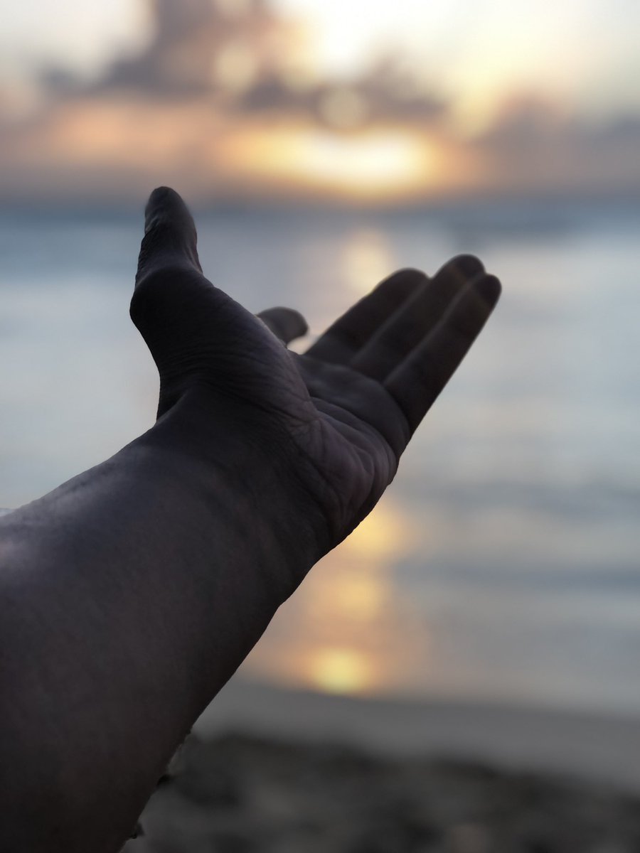 DENZELDEZILES's tweet photo. Je respecte tout le monde, je suis très ouvert et chacun est libre de ses choix. Mais j’ai le droit de ne pas accepter ou de refuser de participer à des collaborations et de rester digne avec moi même. 

On parle beaucoup de prévention, mais trop peu des victimes. On donne souvent la parole aux mêmes personnes, parfois au nom du buzz, de la visibilité ou de l’image, alors que celles et ceux qui ont réellement vécu ces situations restent trop souvent dans l’ombre.

On s’approprie certains sujets, on en parle haut et fort, mais connaît-on vraiment la réalité de ceux qui les subissent ? Parce qu’entre les beaux discours et les actes, il y a parfois un fossé immense.

« Faites ce que je dis, mais pas ce que je fais. »

La prévention ne devrait pas être un outil de communication, un moyen de se donner bonne conscience ou de gagner en popularité. Elle devrait avant tout servir à informer, à protéger, à écouter et à accompagner les personnes concernées, sans jugement ni récupération.

Aujourd’hui, je ne parle pas au nom des autres. Je parle en mon nom, avec mon vécu, mes blessures et ma vérité.

JE SUIS SÉROPOSITIF ET J’AI ÉTÉ DROGUÉ À MON INSU.

Derrière ces mots, il y a une réalité et une expérience que personne ne devrait avoir à subir. Il y a une personne, pas un sujet de débat, pas un outil de communication et encore moins un prétexte pour faire le buzz.

Alors, avant de parler à la place des victimes, commençons par les écouter. Avant de prétendre défendre une cause, assurons-nous que nos actes sont à la hauteur de nos paroles.

La prévention ne doit pas seulement se raconter. Elle doit se vivre, se respecter et se traduire en actes.

Les victimes n’ont pas besoin qu’on parle pour elles sans les entendre. Elles ont besoin qu’on leur fasse une place, qu’on respecte leur parole et qu’on reconnaisse leur réalité.

Parce que derrière chaque témoignage, il y a une vie. Et derrière chaque vie, une vérité qui mérite d’être entendue.