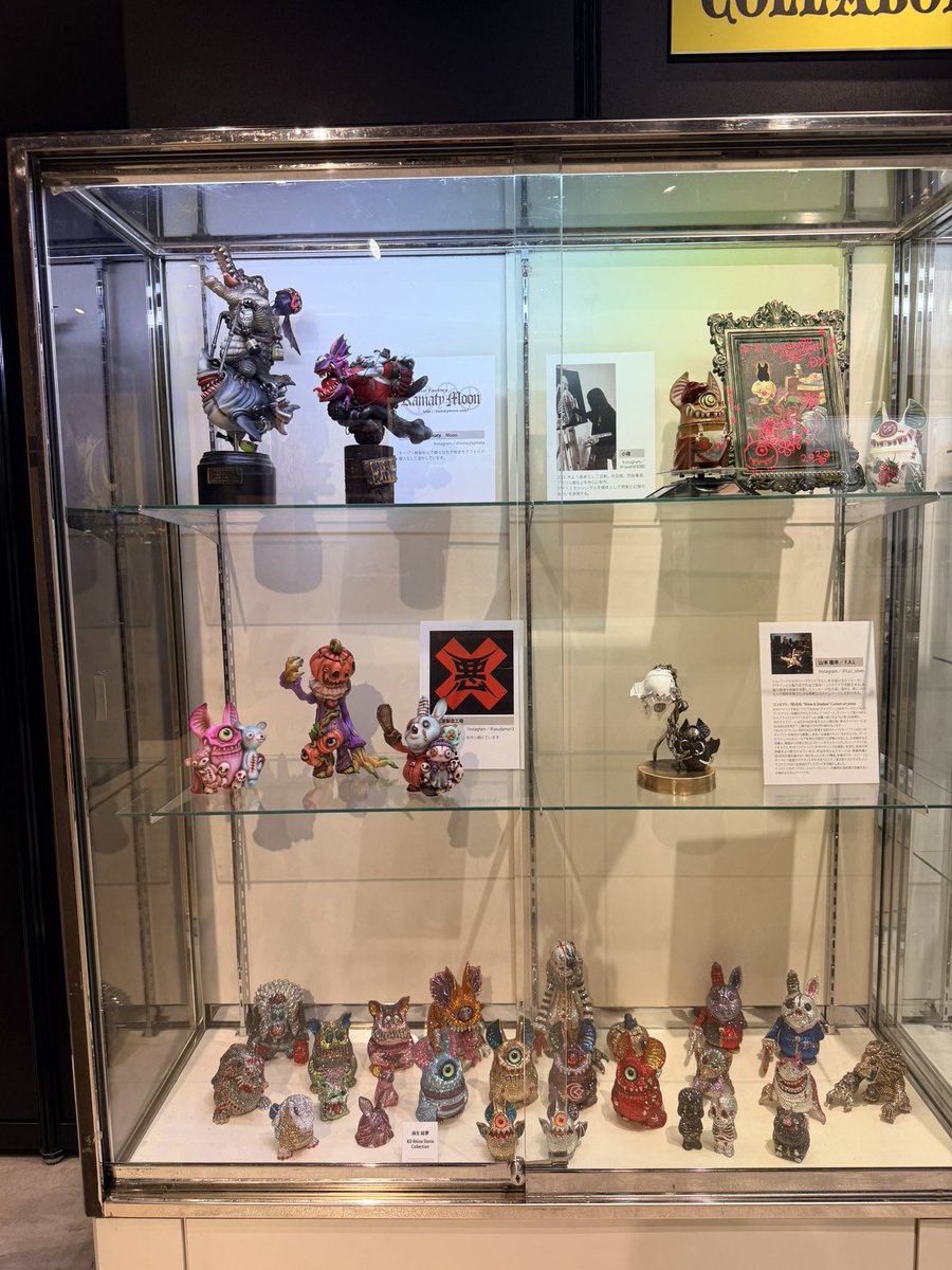 kagemaru_d's tweet photo. 【KAGEMARU Nightmare DX】
コラボカスタム参加の皆さん

鎌田 光司
松岡ミチヒロ
伊藤俊彦／ペインターネット
GOREGRO
快空
小夜
山本善幸／FAL
悪玉菌製造工場
Foidoll

今回お声掛けした作家さんは昔から知り合いで各業界で頑張ってる作家さんに参加をお願いしました。
ホントに素晴らしい作品だらけです。
是非見に来てくださいませー
（販売はございません）

スペシャル参加の麻生絵夢さん
KD全キャラをキラキラ化
こちらも圧巻です👍

急遽フォトコンカスタム入賞者も展示してます😊

【KAGEMARU Nightmare DX】
KagemaruDesigns Solo Exhibition ⚫︎会期／2026年10月23日(金)〜11月8日(日)
⚫︎会場／有楽町マルイ8階イベントスペース
by墓場の画廊
@dokuro_uc