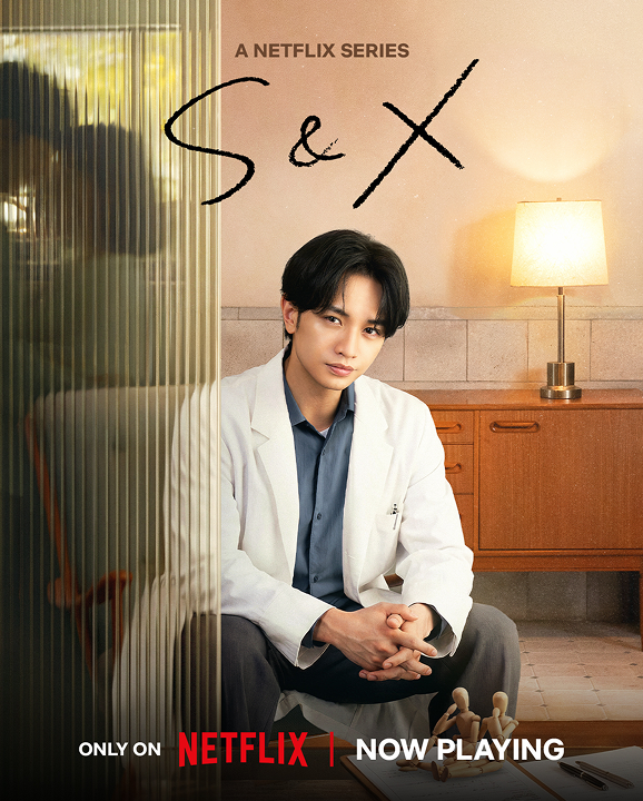 STARTONEWSkorea's tweet photo. 【켄티이기에 꼭 봐주길―나카지마 켄토가 전하는 따뜻한 『S&X』】

‘멋있지 않은’ 나카지마 켄토가 너무나 좋다.

Netflix 시리즈 『S&X』는 섹스 테라피스트 시모토리 이치토가 누구에게도 말하지 못하는 성에 대한 고민에 귀 기울이며 다양한 사랑의 모습을 그려가는 휴먼 러브 스토리다.

‘성’이라는 단어만 보고 자극적인 작품을 떠올리는 사람도 있을지 모른다. 시모토리 클리닉에는 섹스리스나 성적 트라우마 등 누구에게도 쉽게 털어놓기 힘든 고민을 안고 있는 사람들이 찾아온다. 하지만 이 드라마가 그리고 있는 것은 생각보다 훨씬 우리 가까이에 있는 이야기다. 누군가를 좋아하는 것, 있는 그대로의 자신을 받아들이는 것, 상대방의 마음을 이해하려고 노력하는 것. 성을 이야기의 출발점으로 삼고 있지만, 사실 이 작품이 그리고 있는 것은 누구나 공감할 수 있는 ‘사람과 사람의 이야기’다...

기사 전문은 아래 링크에서確認하실 수 있습니다👇
https://t.co/TQx3zdvIfT