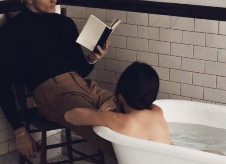 cupcakeflakrss's tweet photo. older man reading a book to me while i bathe.. https://t.co/w3B3tc0Fl3