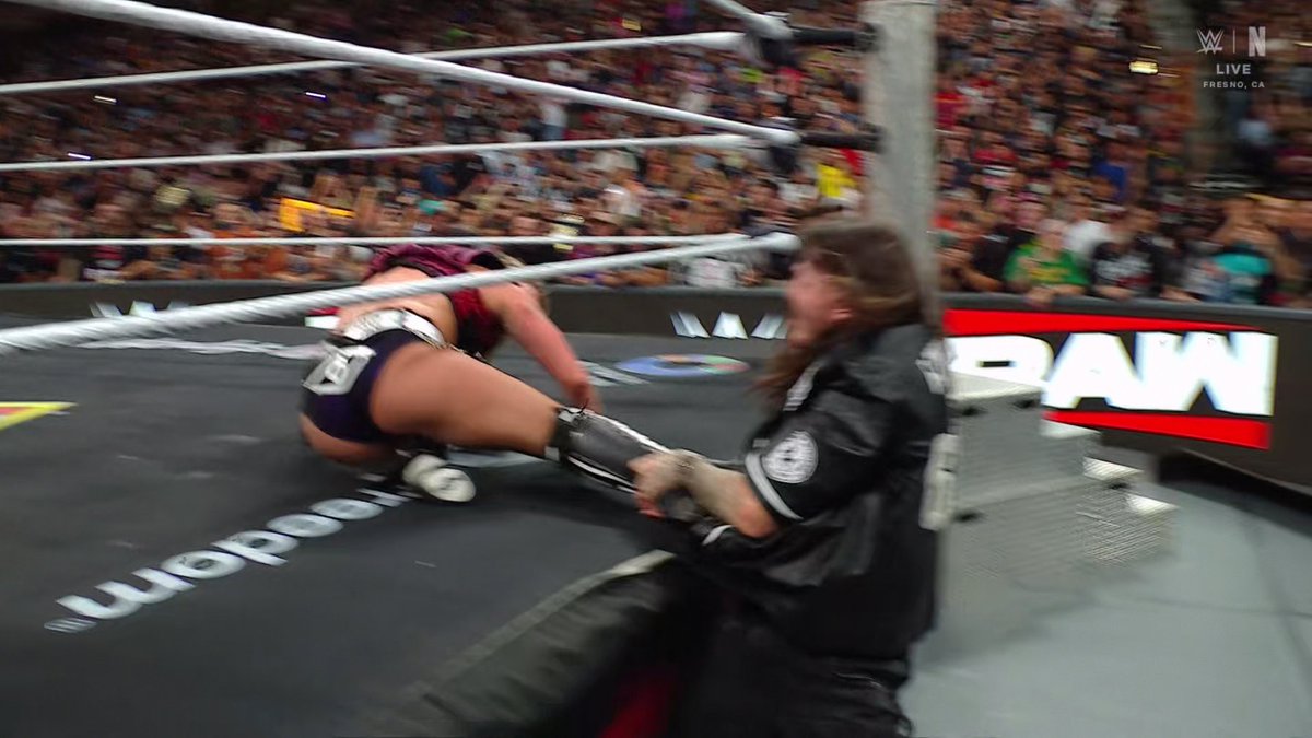 richard93612's tweet photo. Acá esta el resultado por descalificación gana Becky Lynch #TheMan pero continua como Campeona #WWE Mundial Femenina Liv Morgan #LivDirty en #WWERAW ante el #WWEUniverse.
#WWEEspañol #WWEonNETFLIX #RAWonNETFLIX https://t.co/EEtaC5AdwM