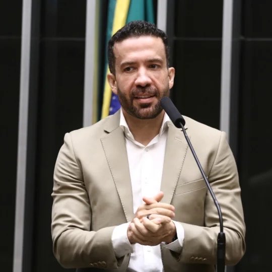 stagepopbr's tweet photo. André Janones é convidado a ajudar Pedro Sánchez nas eleições espanholas. O primeiro-ministro da Espanha quer contar com o apoio do deputado brasileiro. https://t.co/PNExpnJ2La