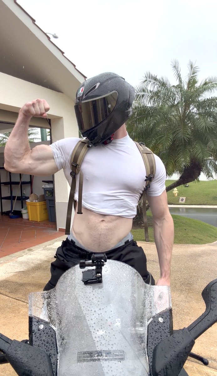 augber2002's tweet photo. Abs and biceps just for you 🤍 https://t.co/hOQGHgvebs