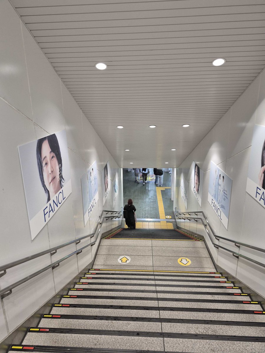 ooh_match's tweet photo. 原宿も渋谷も、ミセスとファンケル。

ファンケル「マイルドクレンジングオイル」×Mrs. GREEN APPLEの広告が、原宿駅や渋谷駅に掲出中。
大森元貴、若井滉斗、藤澤涼架の3人が「クレンジングも、大事なスキンケアだったんですね。」と手書きの言葉で語りかける。

#OOH #ファンケル https://t.co/i677rGqs0w