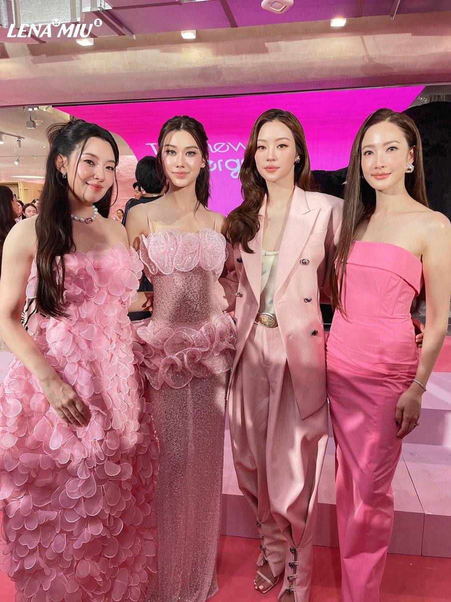 miunatsha_fans's tweet photo. พิเม้ก กับพี่คนสวยทั้ง3คน👉🏻👈🏻

LENAMIU AT EVEANDBOY SQ1 
#EVEANDBOYxLenaMiu https://t.co/OGmJ4n1JTk