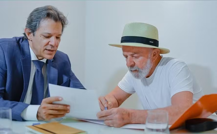 RicardoRoveran's tweet photo. 🚨BASTIDORES: Fernando Haddad cotado para o Ministério da Segurança Pública.

Com isso, Lula cumpre a promessa eleitoral de "acabar com a polícia". Só pode ser. https://t.co/iZo3Nft3va