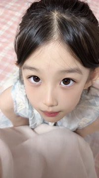 regina30th5's tweet photo. 我叫宋奕萱唯一刚起的号，认准！！

有人想锐评一下10后的福嘛 🥹         

看完不许瞎说，赶紧看，   ，  

流言 66，，我真秒发！📷 🚪 https://t.co/vmqwGMocaE