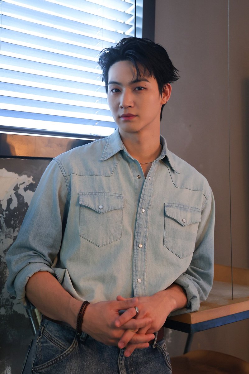 imbcenews's tweet photo. 갓세븐 제이비, SNS 논란 반성 "그 시절 난 죽었다고 생각해줘" [인터뷰M]
#제이비 #갓세븐 #sns #논란 #사생활 #iMBC연예

제이비는 27일 서울 마포구 모처에서 iMBC연예와 만나 세 번째 싱글 앨범 'Chptr. 1(챕터. 1)' 발매 기념 라운드 인터뷰에서 과거 사생활 관련 논란과 팬들을 향한 미안한 마음을 솔직하게 털어놨다.

앞서 제이비는 SNS 라이브 방송 도중 부적절한 사진이 노출된 사건과 여성들에게 보낸 다이렉트 메시지(DM)가 공개되는 등 여러 차례 구설에 오른 바 있다. 갓세븐 그룹 활동에 누구보다 진심인 모습과 달리 사적 영역에서 불거진 논란으로 팬들에게 실망을 안겼다는 지적도 뒤따랐다.

그는 "돌이켜보니 예전에는 책임감이 없었다기보다는 참 안일했다. 사실 길거리를 다닐 때도 스스로를 연예인이라고 생각하지 않고 살았다"며 "잘못이라고 치부할 수는 없겠지만, 나 자신에 대한 책임감을 조금 더 생각했어야 한다는 생각이 들었다"고 털어놨다.

🔗https://t.co/nGhnnkyIOi