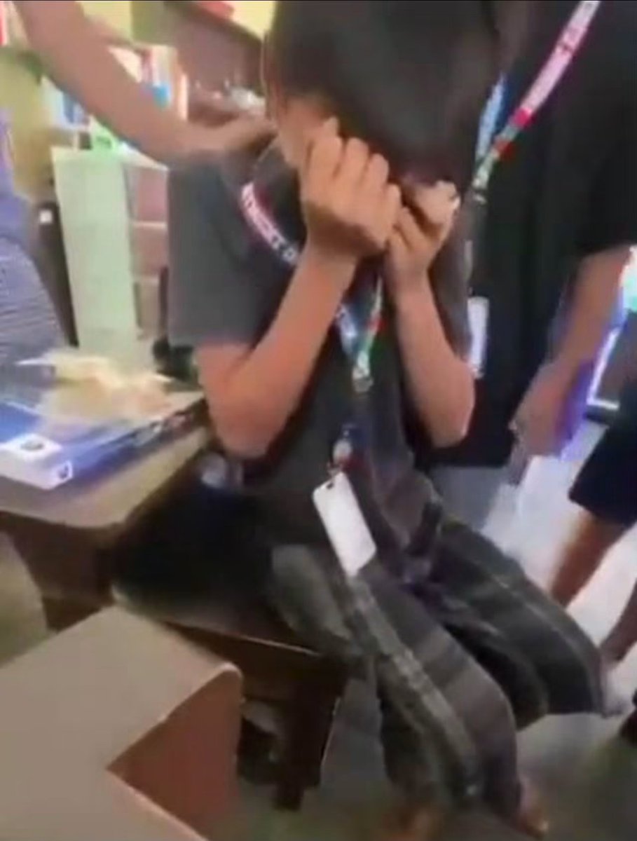 istromboli's tweet photo. ANG BABABOY! Nakakaloka! Ano na bang nangyayare sa mga eskwelahan natin? 😭 https://t.co/87iTFo7u15