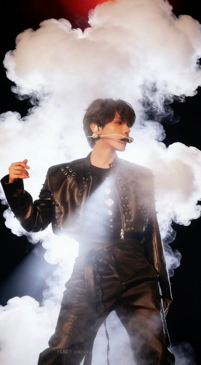 baeklio's tweet photo. he looks so ethereal https://t.co/A3qWdLggX7