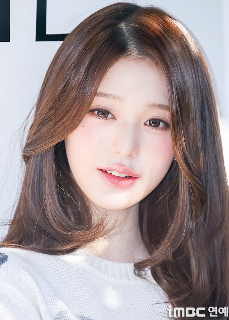 euaiox's tweet photo. 261027 Wonyoung at BARRIE Photowall

#원영 #WONYOUNG #장원영 #JANGWONYOUNG
#아이브 #IVE #リズ

cr: iMBC https://t.co/UMRJYzG1bj