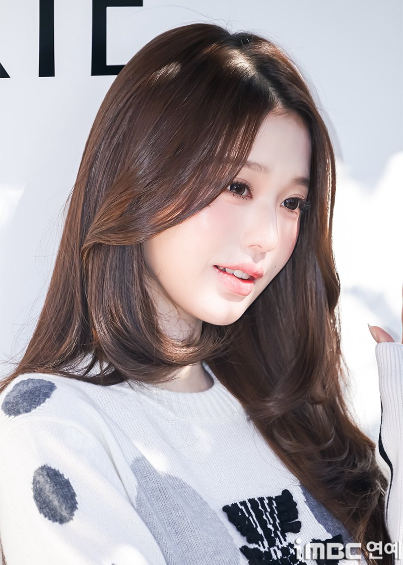 euaiox's tweet photo. 261027 Wonyoung at BARRIE Photowall

#원영 #WONYOUNG #장원영 #JANGWONYOUNG
#아이브 #IVE #リズ

cr: iMBC https://t.co/UMRJYzG1bj