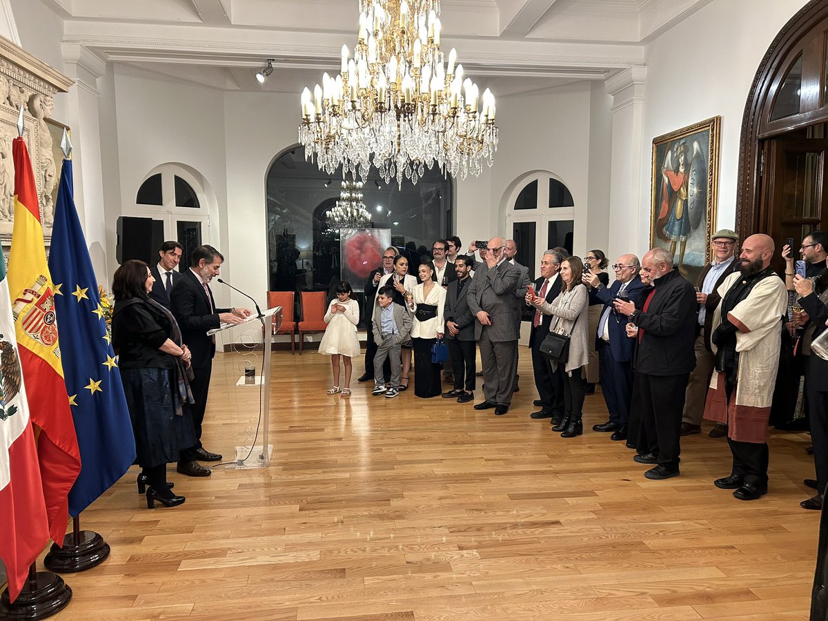 EmbEspMex's tweet photo. 📣 La Embajada de España en México, en nombre de S.M. el Rey Felipe VI, ha otorgado Cruz de la Orden del Mérito Civil a Marisol Schulz Manaut @MarisolSchulz, reconocida editora 📖 y promotora de la cultura mexicana 🇲🇽 🙌🏻 https://t.co/gnp7Ryi77S