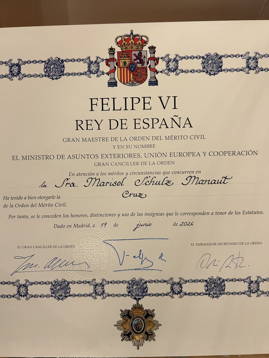 EmbEspMex's tweet photo. La Orden del Mérito Civil, instituida en 1926, premia méritos de carácter civil relevantes, que presten o hayan prestado españoles o extranjeros, con trabajos extraordinarios, provechosas iniciativas o notable colaboración en asuntos que redunden en beneficio de España 🇪🇸. https://t.co/XqQGLrotYF