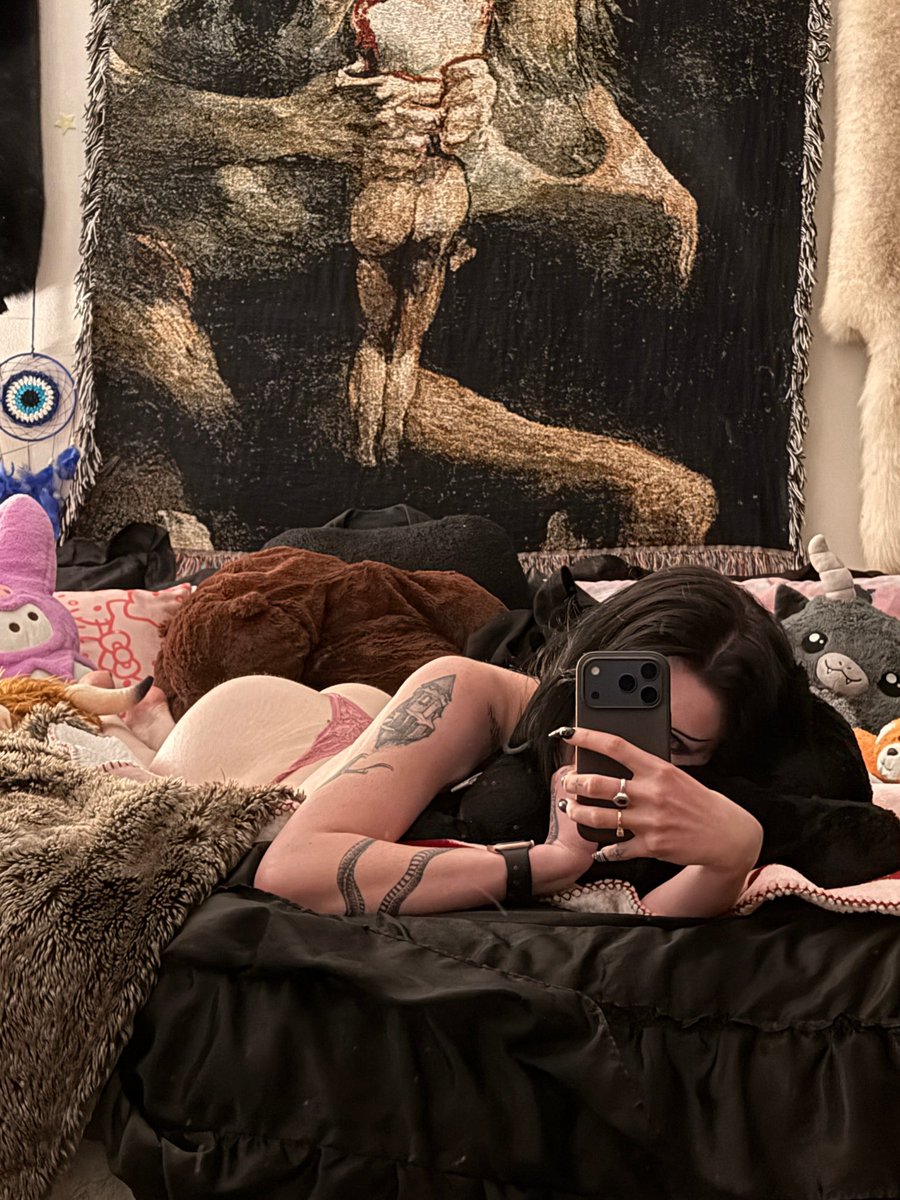 Suna_Queen_625's tweet photo. bed pics hit different cuz u're imagining being here and i know it 👀 https://t.co/3zydDZ3Lhd