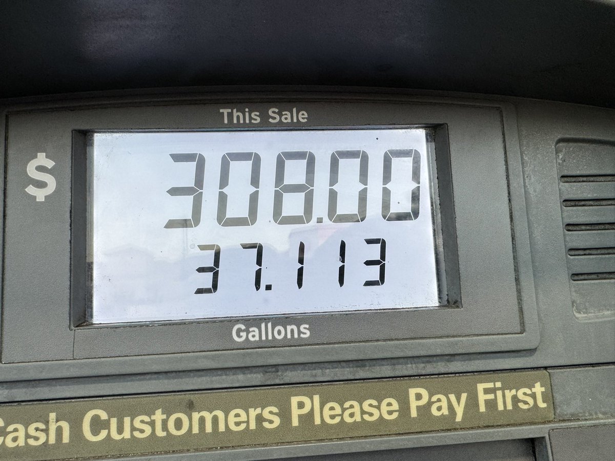 MrChuckD's tweet photo. This was pump before i got there …. Wtf was this a bus ? Still wtf https://t.co/z46rjPo8VG