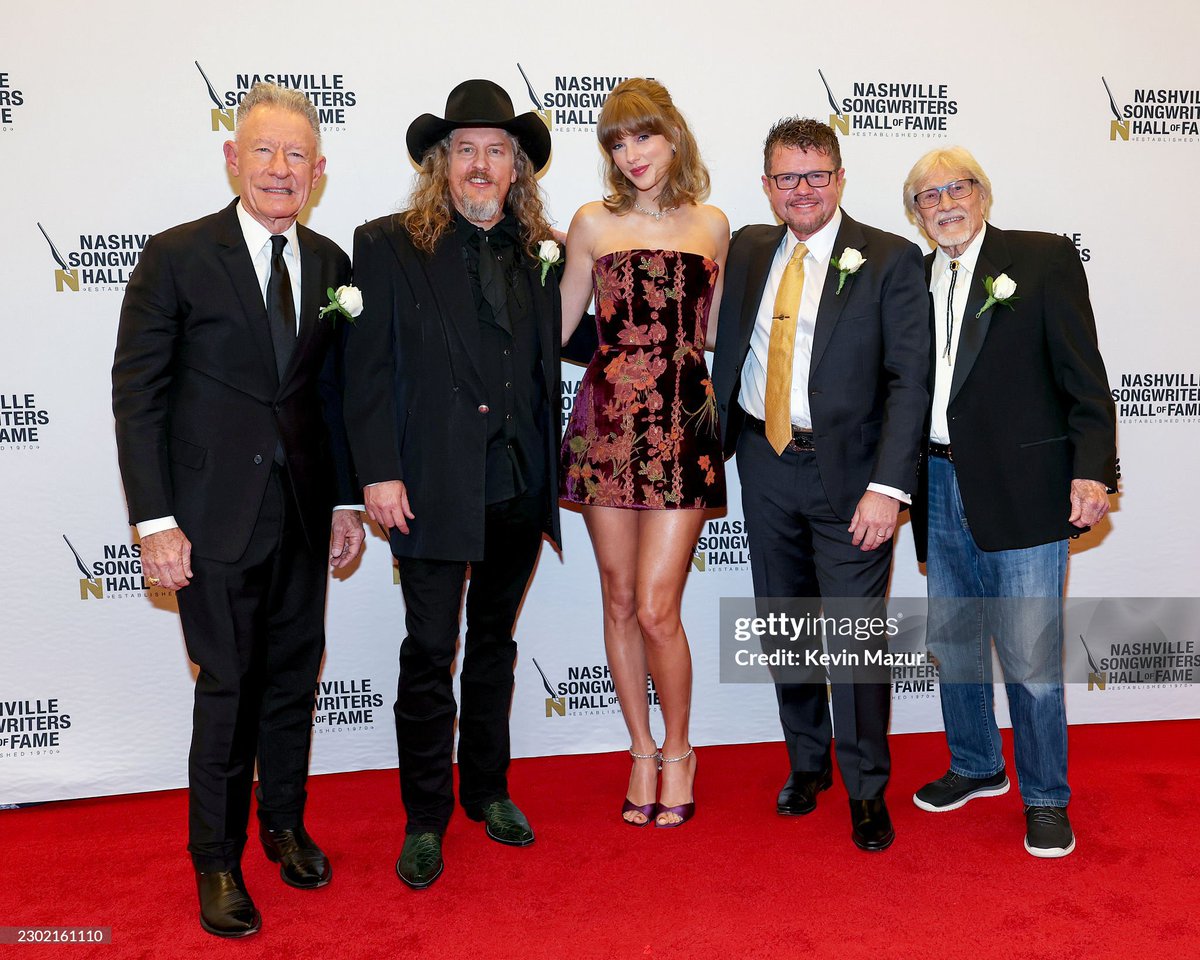 swifferupdates's tweet photo. 📸| Taylor with her fellow inductees of the Nashville Songwriters Hall of Fame! https://t.co/NUBvMHIJAa