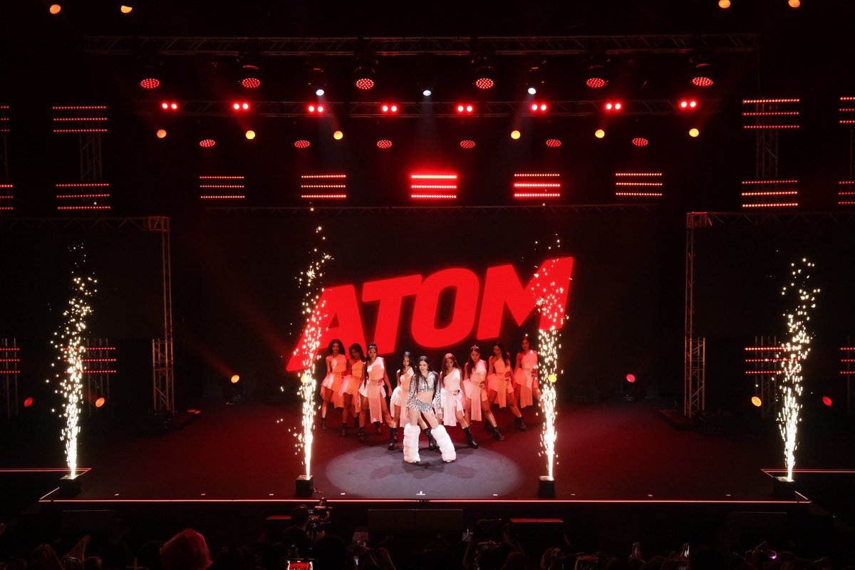 startalkent's tweet photo. อะตอม - ปริยะ จัดงาน ATOM PARIYA BIRTHDAY PARTY 2026 “SLAY DOWN” เบิร์ดเดย์ อายุ 25 ปี กับเวอร์ชั่นที่ดีที่สุด!!! 
 ATOM SLAY DOWN BD PARTY 2026
#AtomBirthdaySlayDown
#AtomPariya #SLAYDOWN
#AtomBirthdayParty2026
#FabelEntertainment 

ถือเป็นการก้าวกระโดดเข้าสู่ปีที่  25 ในแบบ “เวอร์ชันที่ดีที่สุด” สำหรับ สาว อะตอม - ปริยะ ปิยะพันธ์โอภาส กับการจัดงาน ATOM PARIYA BIRTHDAY PARTY 2026 “SLAY DOWN” เบิร์ดเดย์คล้ายวันเกิด อายุ 25 ครบปี ปีแห่งความสำเร็จและการเติบโตอย่างรวดเร็ว เป็นการรวมตัวแฟนคลับทั้งชาวไทย และอินเตอร์แฟน ที่จัดขึ้น ณ ไอคอนสยาม ฮอลล์ ชั้น 7 ไอคอนสยาม  

โดยอะตอมปรากฏตัวในฐานะ Center of Gravity ที่ดึงดูดทุกความสนใจ เหมือนวงแหวนสปอตไลท์ที่สาดส่องลงมากลางเวที เพื่อประกาศว่าปาร์ตี้ครั้งนี้ อะตอมไม่ได้มาแค่ฉลอง... แต่มาเพื่อ Slay Down the Stereotype “ฟาดภาพจำเดิมๆ”  ด้วยลุคใหม่ที่โตขึ้น ทรงพลังขึ้น และเฟียสขั้นสุดแบบที่ไม่มีใครเคยเห็น Slay Down the Stage 

“สยบทุกสายตาด้วยเพอร์ฟอร์แมนซ์” จัดเต็มทะลุปรอท! เปลี่ยนทุกตารางนิ้วในฮอลล์ให้กลายเป็นสเตจของศิลปินตัวจริง และ Slay Down for FAN “ใส่สุดเพื่อแฟนคลับ”
สาดความ Slay แบบขั้นสุด! เพื่อมอบเป็น "ของขวัญชิ้นใหญ่ที่สุด" แทนคำขอบคุณจากหัวใจ 
ให้กับแฟนคลับที่ยอมสยบหัวใจและอยู่เคียงข้างกันเสมอมา 

จัดเต็มทั้งโชว์สุดพิเศษที่เตรียมมาเพื่องานนี้โดยเฉพาะ เกมสนุกๆ สุดเอ็กคลูซีฟ และที่พลาดไม่ได้ก็ต้องเป็น โมเมนต์สุดพิเศษที่คนสนิทอย่าง "ฝ้าย - พีรญา ชินเดชะนวคุณ" มาร่วมเป็นของขวัญสุดพิเศษ อวยพรวันเกิด และเสิร์ฟความละมุนให้งานในครั้งนี้อบอุ่นครบทุกองศามากขึ้นอีกด้วย