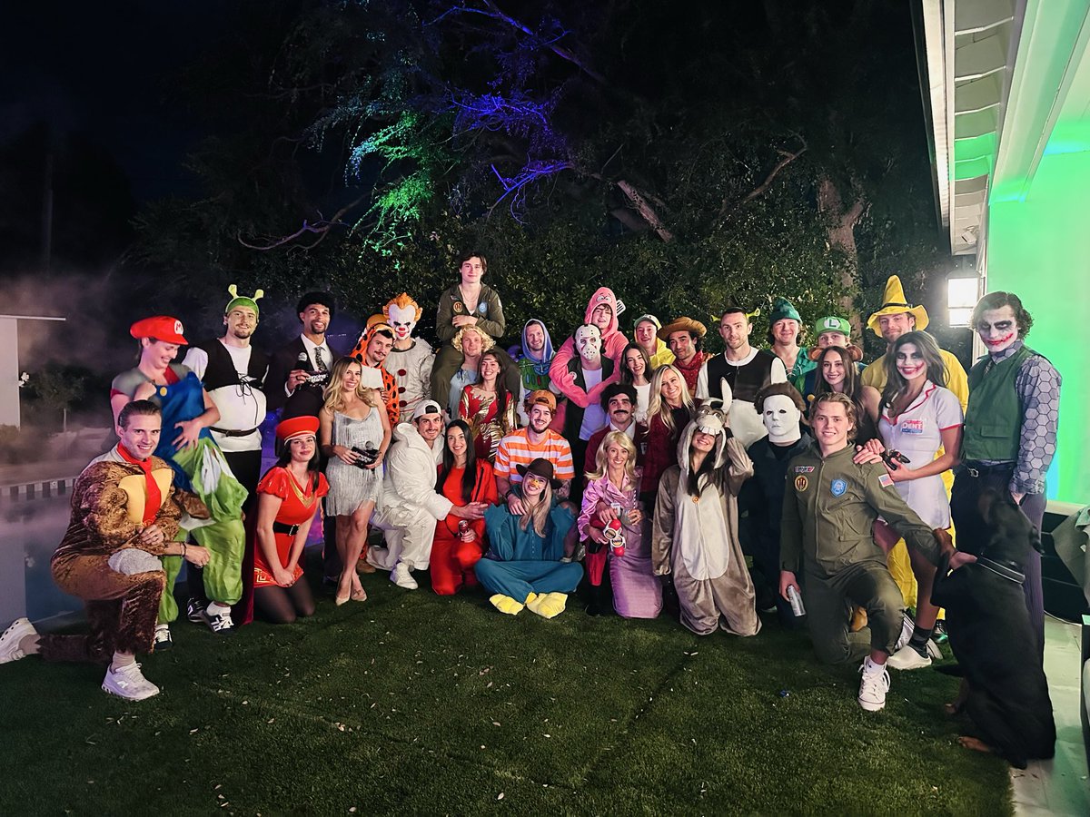 catbtoffoli's tweet photo. Sharkies Halloween 👻🦈 https://t.co/aE8HzaDMHk