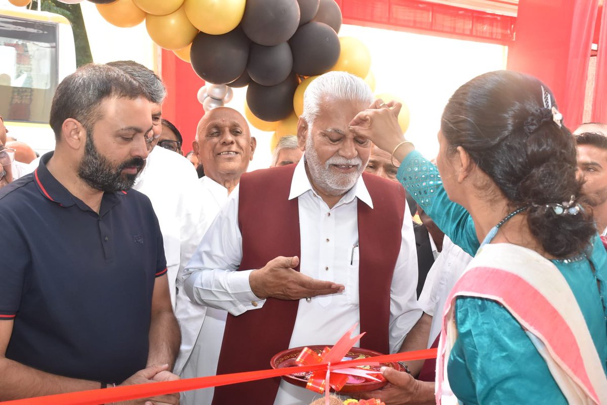 PRupala's tweet photo. રાજકોટ ખાતે શ્રી રાજકોટ જિલ્લા સહકારી ખરીદ-વેચાણ સંઘ સંચાલિત નવનિર્મિત 'સહકાર મોલ'ના મંગલ ઉદ્ઘાટન પ્રસંગે ધારાસભ્ય શ્રી જયેશભાઈ રાદડિયા અને સહકારી અગ્રણીઓ સાથે ઉપસ્થિત રહેવાનો અવસર મળ્યો. "સહકાર થી સમૃદ્ધિ"ના સંકલ્પ સાથે શરૂ થયેલી આ પહેલ ખૂબ સરાહનીય છે. https://t.co/9JNXtfmMmw