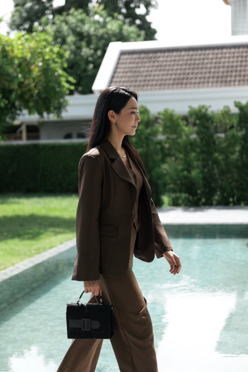 bintoupdate's tweet photo. แม่ครูบุหลันในชุดสูท อยากกราบ 🧎‍♀️‍➡️🧎‍♂️‍➡️🧎‍➡️
ชอบมาก ผญ ใส่สูทททท 🙂‍↔️🫶🏻

KHOM KHLANG EP8
#ข่มขลังตอนที่8 https://t.co/yG5TAOps8X